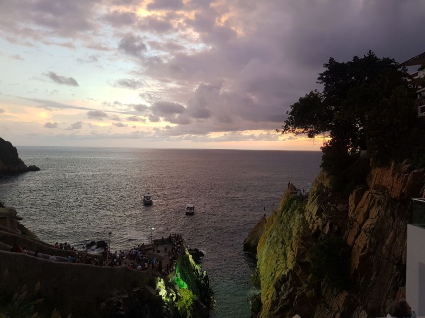 *Private Cliff Diver Show W/Dinner 2 Drinks 1 Sunset Drink - Common questions