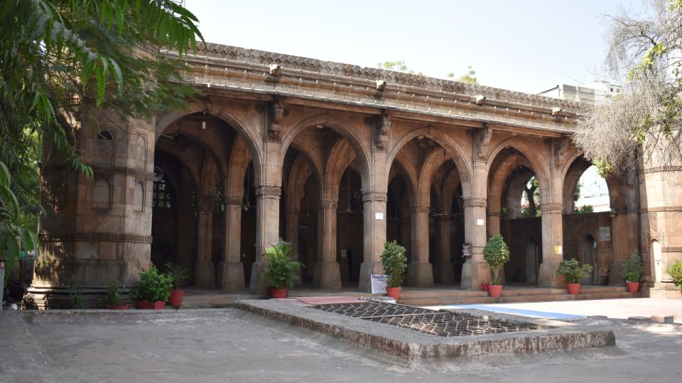 Ahmedabad: Adalaj Stepwell & Religious Tour With Transfer - Key Points