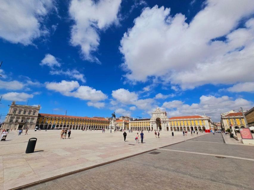 Alfama Old Town Historical Tuk-Tuk Tour - Key Points