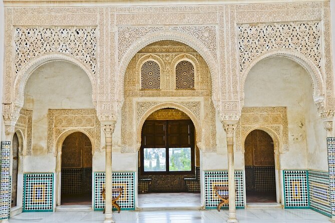 Alhambra and Albaicin Private Tour With Official Guide - Tour Highlights