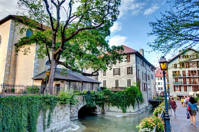 Annecy Scavenger Hunt and Best Landmarks Self-Guided Tour - Key Points