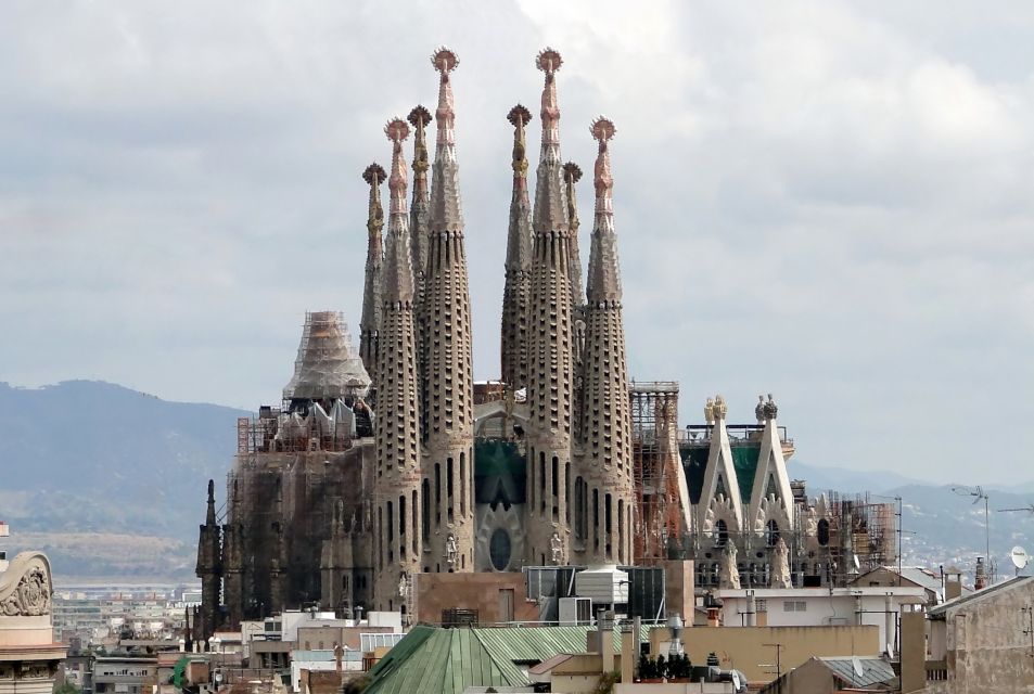 Barcelona: Fast Track Guided Tour of Sagrada Familia - Key Points