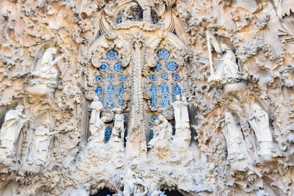 Barcelona: Fast-Track Sagrada Familia and Towers Guided Tour - Key Points
