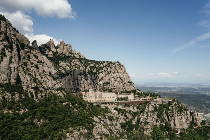 Barcelona: Montserrat Tour, Monastery & Optional Wine/Lunch - Key Points