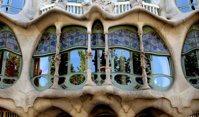 Barcelona Private Walking Tour With Skip the Line La Pedrera and Casa Batllo - Key Points