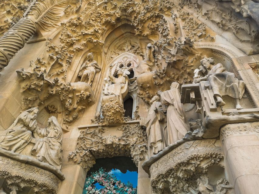 Barcelona: Sagrada Familia and Park Guell Full-Day Tour - Key Points