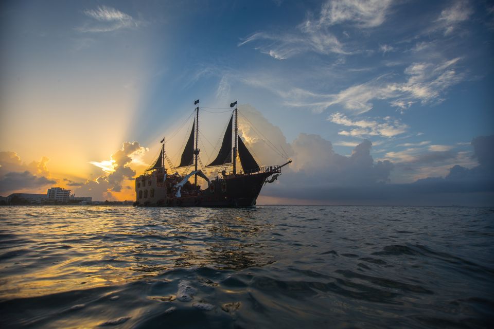 Cancún: Jolly Roger Pirate Dinner Cruise - Key Points