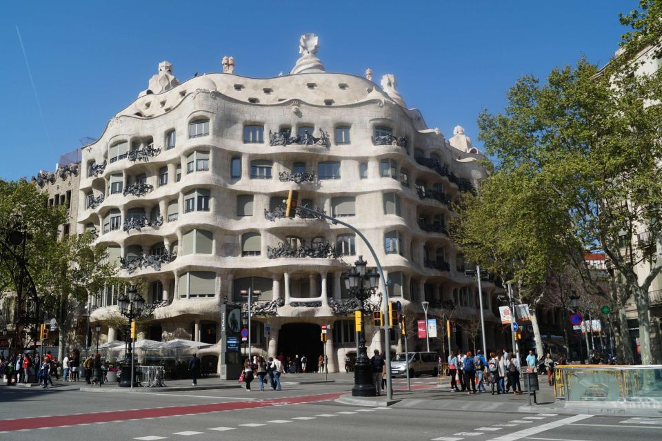 Casa Batllo Fast-Track Tickets, Barcelona Architecture Tour - Key Points