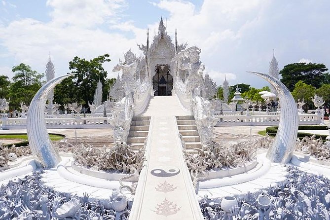 Chiang Rai White and Black and Blue Temple - Key Points