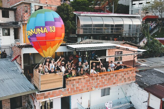 Colortour Comuna 13 Tour With Graffiti, Gastronomy and Urban Art - Key Points
