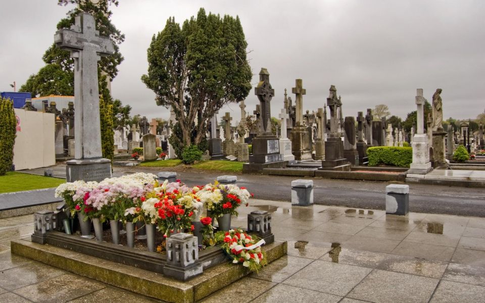 Dublin Glasnevin National Cemetery Audio Tour With Transfers - Key Points