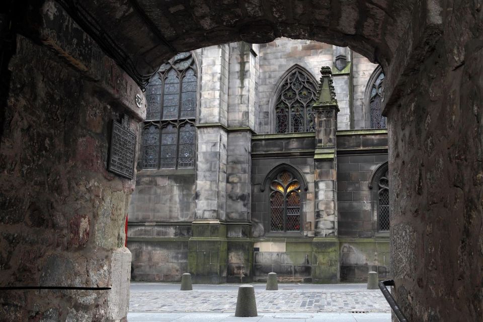 Edinburgh: Small-Group Old Town Historical Walking Tour - Key Points