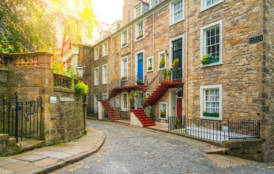Edinburgh Walk: a Romantic Stroll Through History and Beauty - Key Points