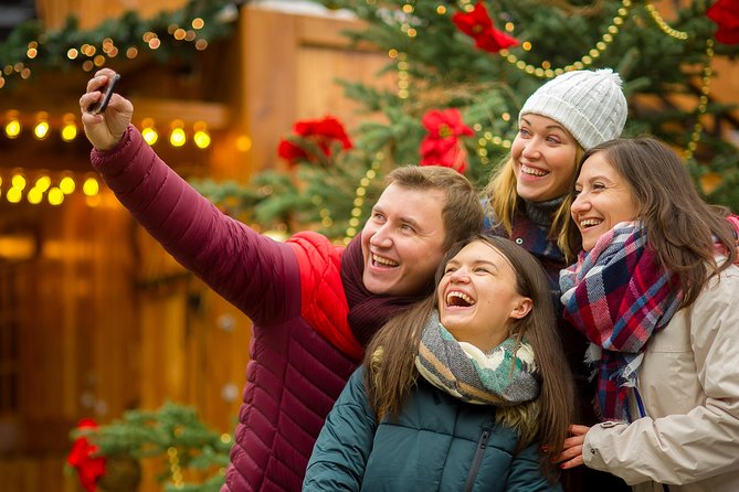 Experience the Season With a Scavenger Hunt in Vancouver With Holly Jolly Hunt - Key Points