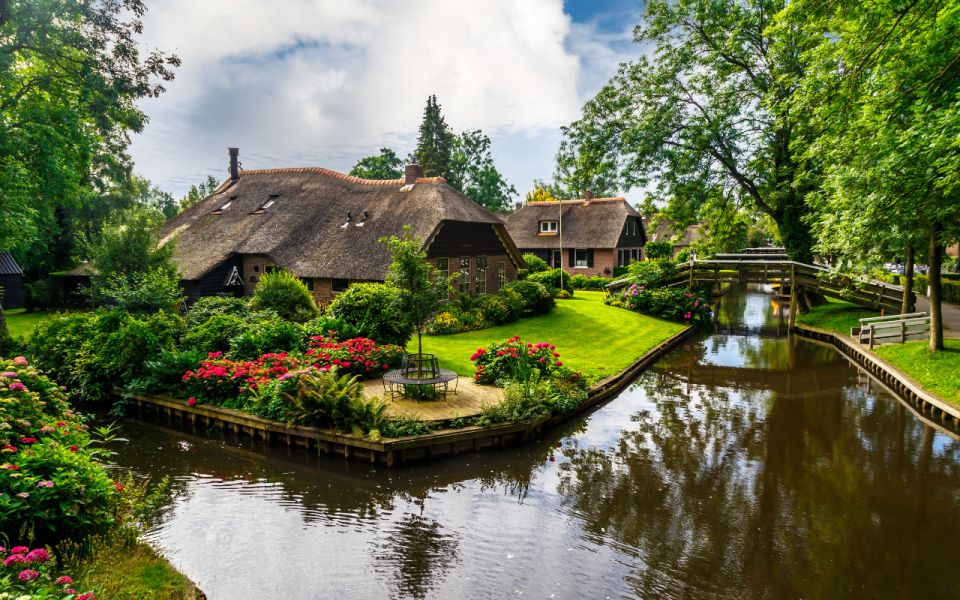 From Amsterdam: Day Trip to Giethoorn With Local Boat Tour - Key Points