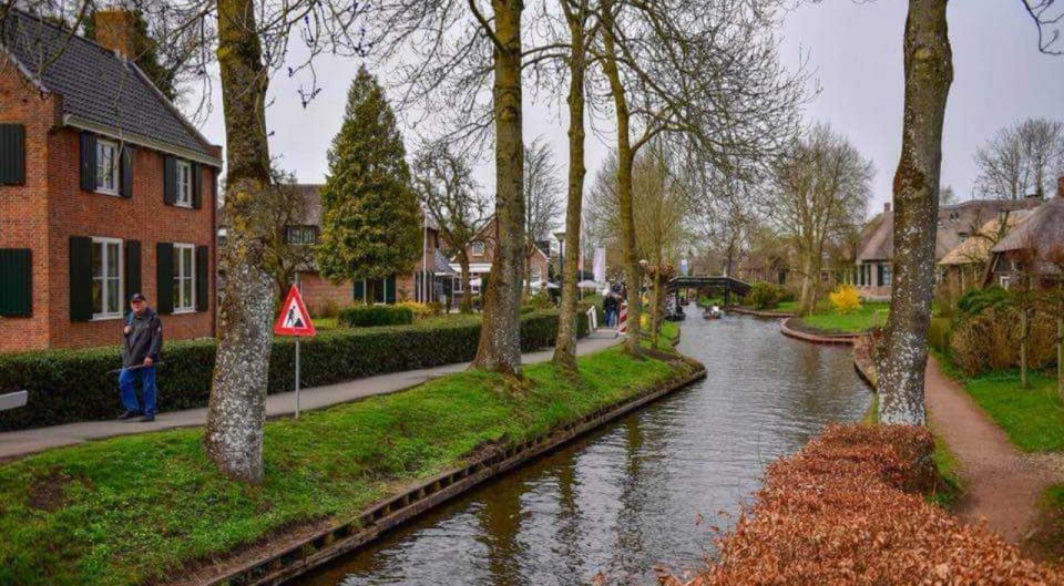 From Amsterdam: Giethoorn Guided Day Trip With Canal Cruise - Key Points