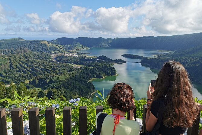 Full Day Tour Sete Cidades & Lagoa Do Fogo With Lunch - Lunch Experience With Island Views