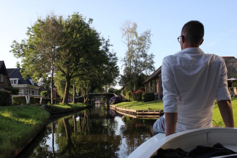 Giethoorn: Live Guided Tour With Cruise & Cheese Platter