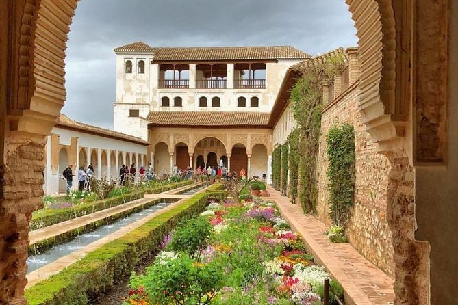 Granada: Alhambra Comlex Nasrid Palaces Albaicin Guided Tour - Tour Highlights