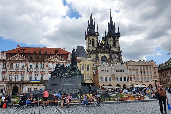 Guided Castle and Old Town Walking Tour in Prague (Tip-based) - Key Points