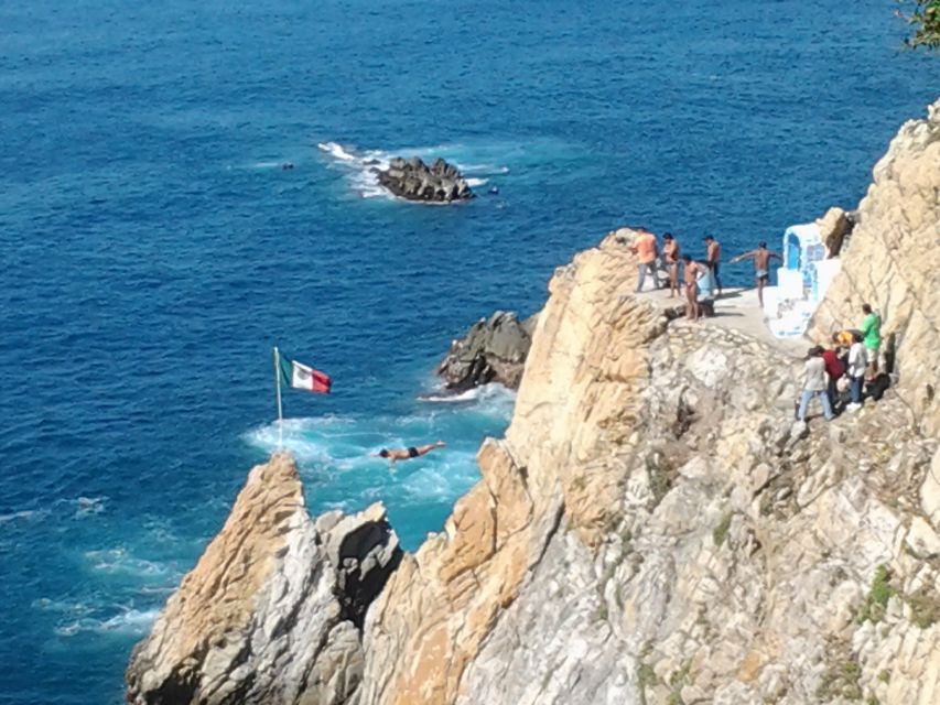 High Cliff Divers by Night With Dinner From Acapulco - Key Points
