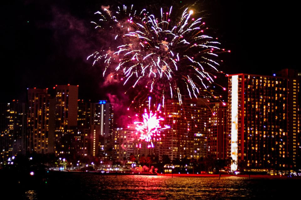 Honolulu: Friday Night Fireworks Cruise With Music - Key Points