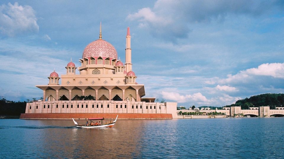 Kuala Lumpur: Putrajaya Tour With Traditional Boat Cruise - Key Points