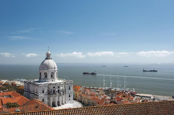 Lisbon Sunset Sailing Tour on Luxury Sailing Yacht With 2 Drinks - Key Points