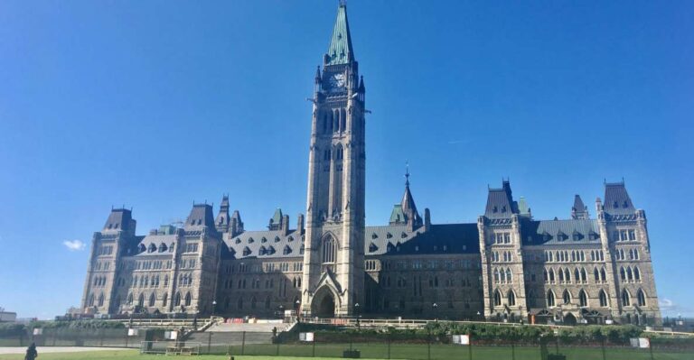 Montreal: Private Day Tour to Ottawa