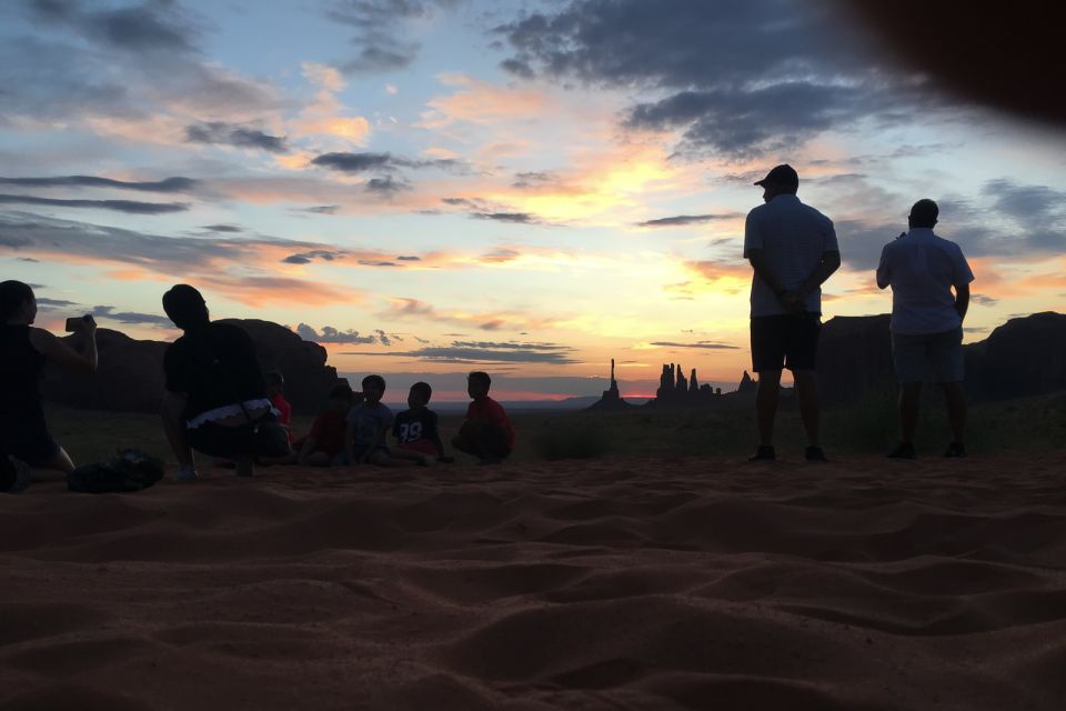 Monument Valley: Sunset Tour With Navajo Guide - Key Points