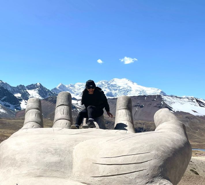 Peru: Rainbow Mountain Overlooking the Snow-Capped Usagate - Key Points