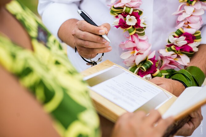 Photo Shoot in Moorea, in Private Session With a Professional Photographer - Key Points