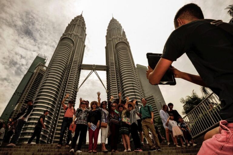 Private KL City Tour With Petronas Twin Towers & Batu Caves