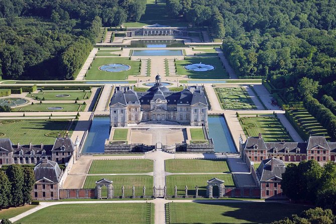 Vaux Le Vicomte Castle VIP Tour From Paris