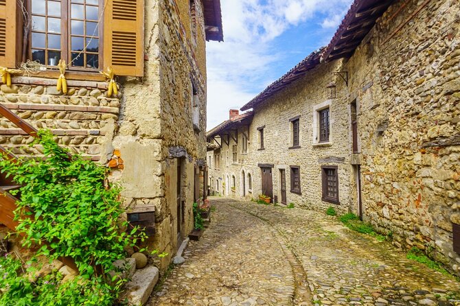 Visit Shows Medieval Immersion in Pérouges