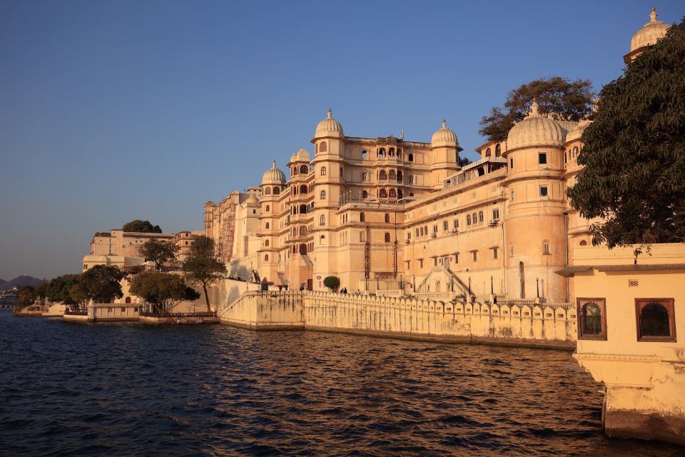 Visit Udaipur in a Private Car With Guide Service - Key Points