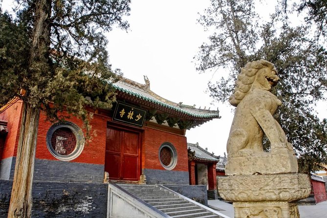 Zhengzhou Private Tour to Shaolin Temple Including Kungfu Lesson and Activities