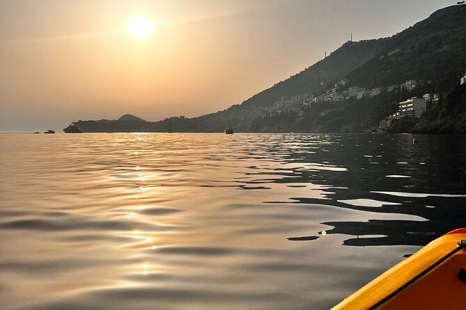 2-Hour Kayaking at Sunset With Wine Tasting and Appetizers