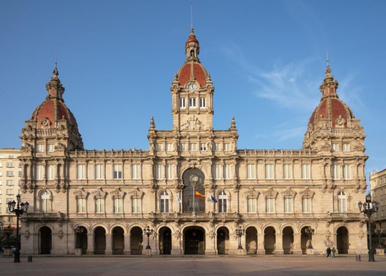 A Coruña: Private Walking Tour With Beer or Wine