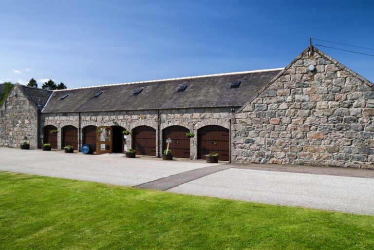 Aberdeen&Shire Castle & Distillery Private Group 1 Day Tour