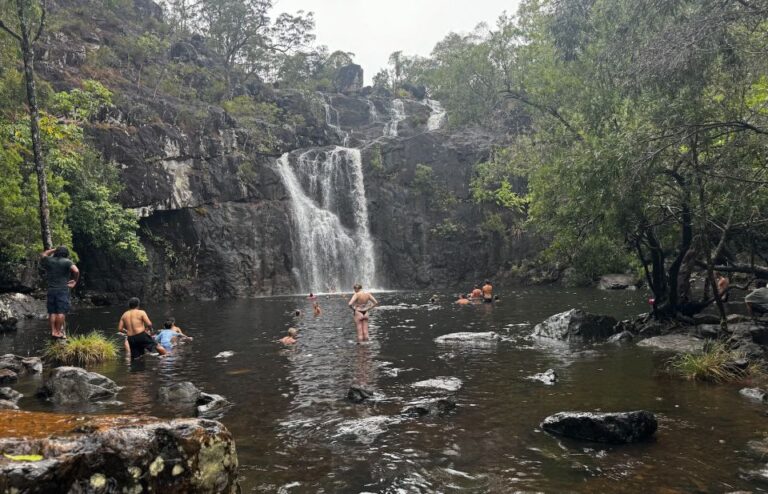 Airlie Beach: Roundtrip Shuttle to Cedar Creek Falls