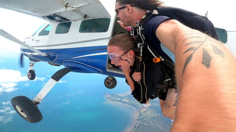 Airlie Beach: Tandem Skydiving Experience With Beach Landing