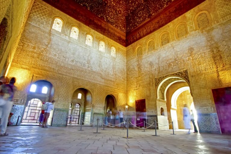 Alhambra & Nasrid Palace: Private Tour With Tickets