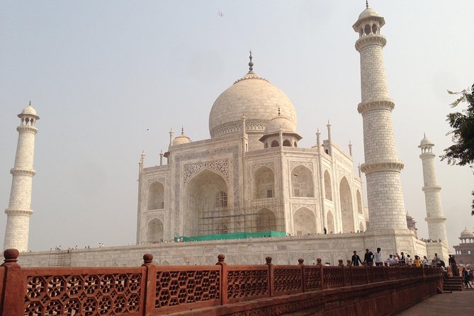 All Inclusive Private Tour of Tajmahal, Agra Fort and Baby Taj From New Delhi