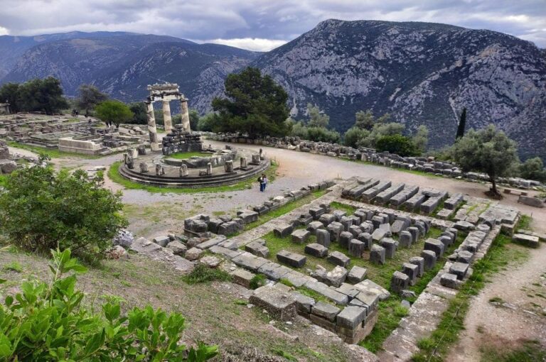 Athens to Delphi & Arachova Private Guided Tour With Lunch