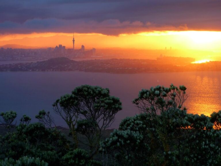 Auckland: Sunset & Night Sea Kayak Tour to Rangitoto Island