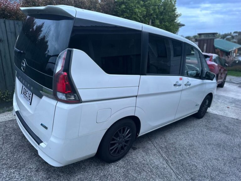 Auckland:Private 1 Way Airport Transfer To/From CBD Minivan