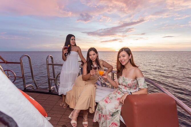 Baliblue Sunset Carnival – Yacht Party With Music and Dancer