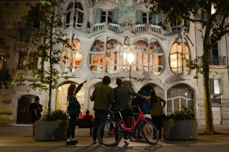 Barcelona Bike Tour by Night With Cava