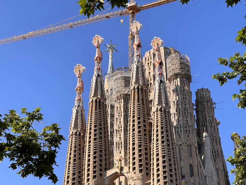 Barcelona: Gaudí Walking Tour With Sagrada Familia Ticket - Guide Reviews